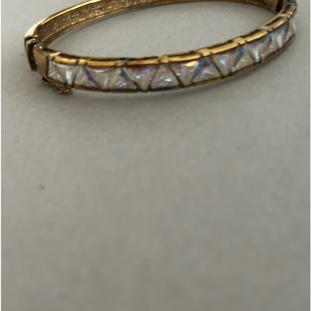 Women’s vintage bracelet. Beautiful gold tone with shiny gemstones